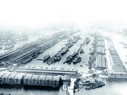 Historisches Luftbild des kleinen Grasbrooks mit Schiffen und Lagerhallen, schwarz-weiß