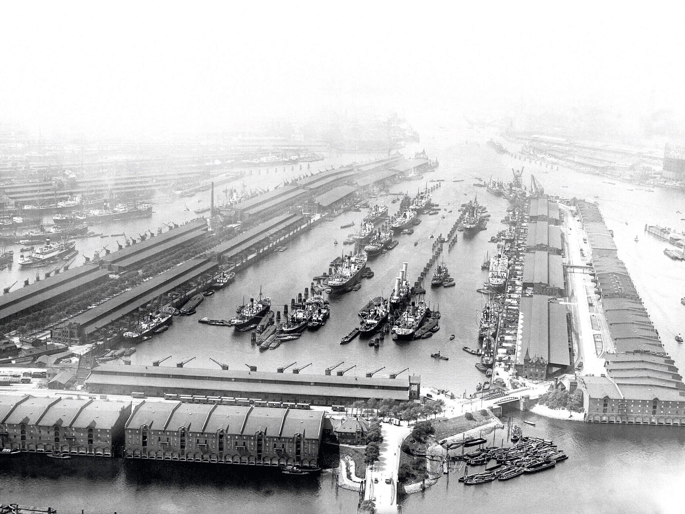 Historisches Luftbild des kleinen Grasbrooks mit Schiffen und Lagerhallen, schwarz-weiß