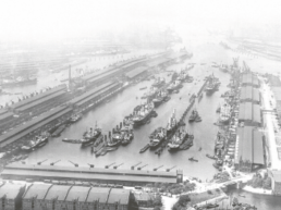 Historisches Luftbild des kleinen Grasbrook mit Lagerhallen und Schiffen