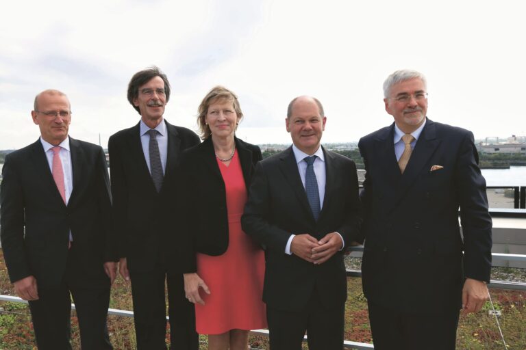 Fünf Personen bei der Vorstellung des Grasbrooks im Rahmen einer Pressekonferenz, darunter Olaf Scholz, Jürgen Bruns-Berentelg