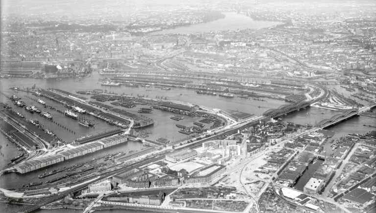 Historisches Luftbild von Veddel, Grasbrook, Elbbrücken und damaliger HafenCity. Im Hintergrund liegt die Innenstadt