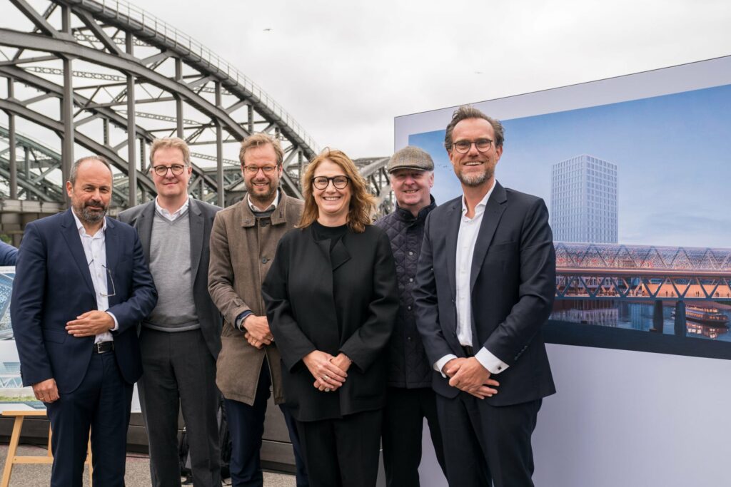 Sven Plieninger, Franz-Josef Höing, Anjes Tjarks, Stephanie Holk, Jen-Günter Lang, Andreas Kleinau auf einer Pressekonferenz zu den neuen Elbbrücken