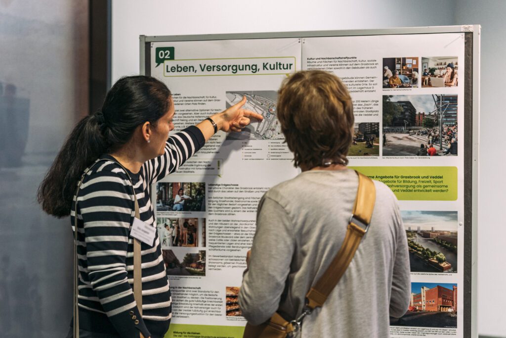 Besuchende informieren sich beim "Grasbrook im Dialog" über die Zukunft des Stadtteils.